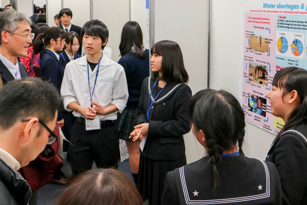 立教大学で他校SGH生徒とポスターセッション