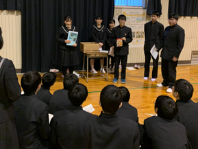 ポスターセッションで研究内容を仲間と共有
